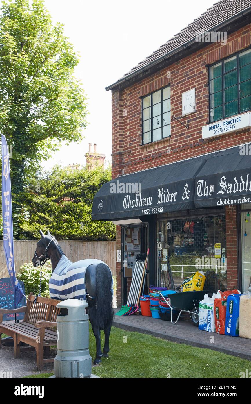 Chobham Rider Sattlerei und Tack Shop im Dorf Chobham, Surrey, England, UK Stockfoto