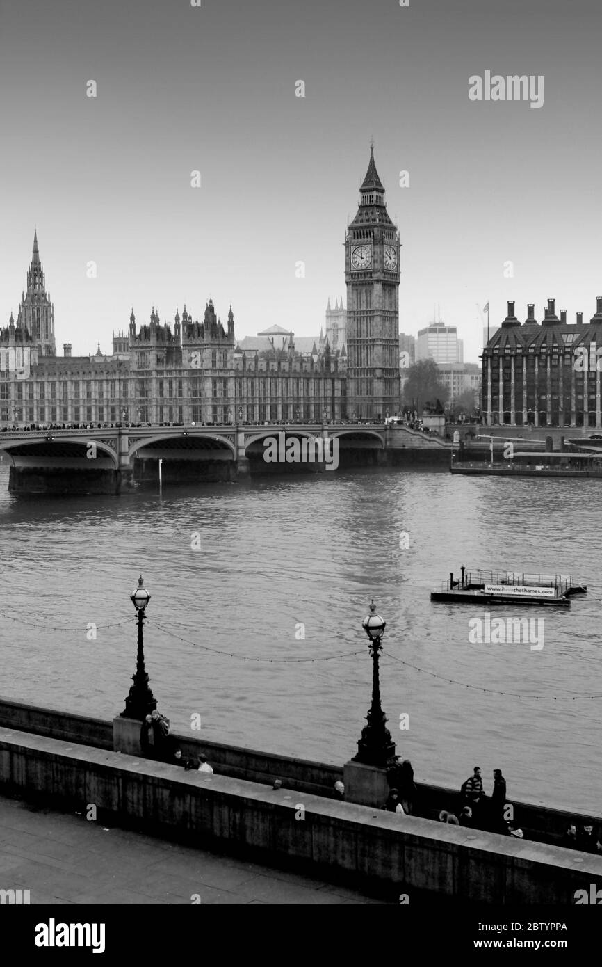 Der weltberühmte Big Ben im Houses of Parliament oder Palace of Westminster in London, England. Über der Themse steht der Elizabeth Tower Stockfoto