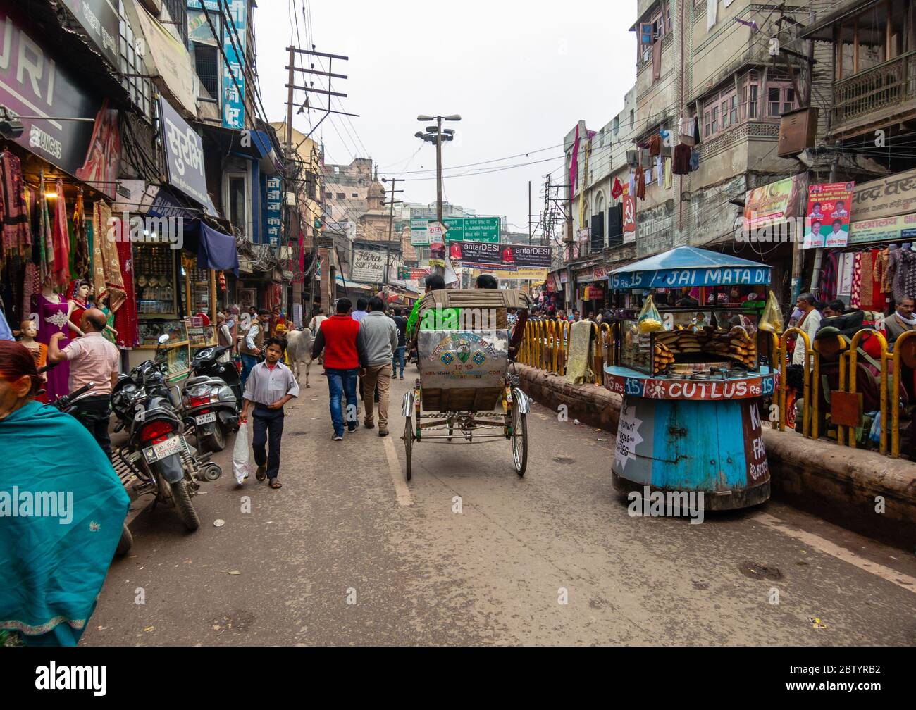 Varanasi, Uttar Pradesh, Indien - Februar 2015: Geschäftige Marktszene von der Godowlia Chowk Straße in der Altstadt. Stockfoto