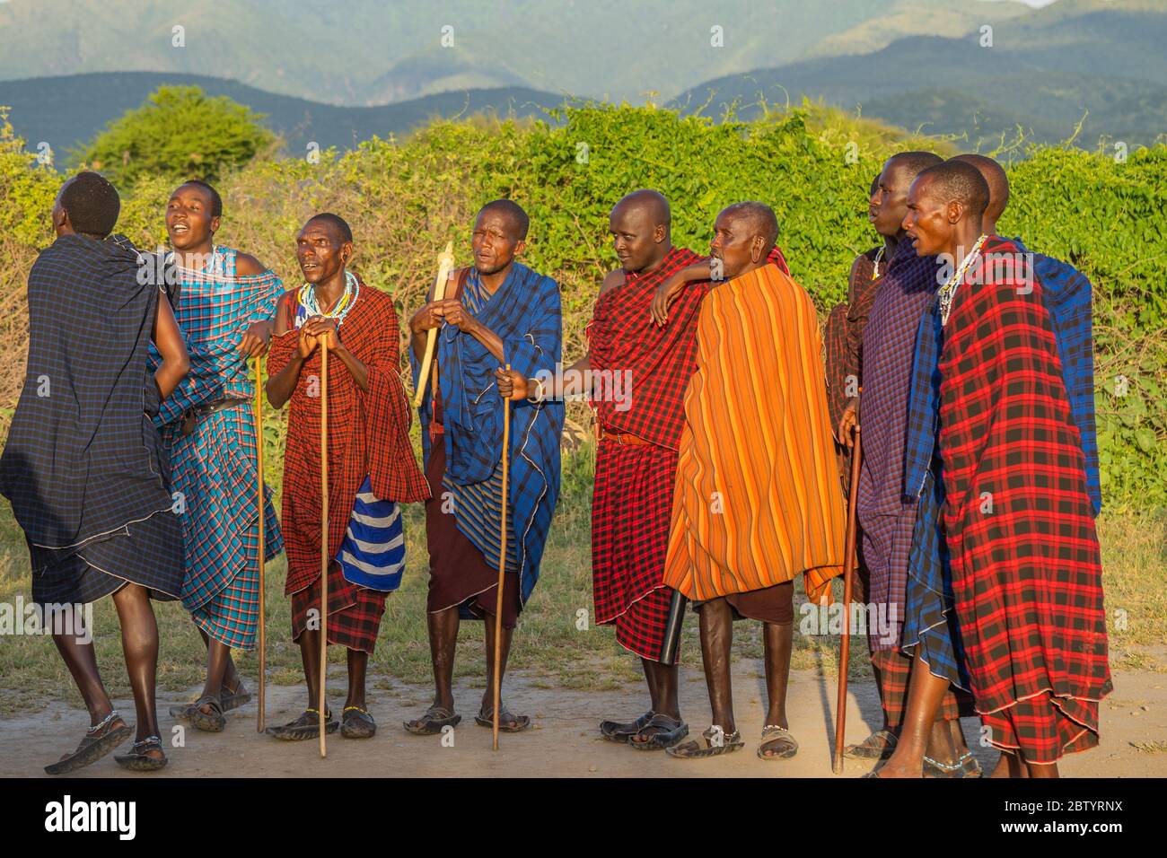 Ngorongoro, Tansania, Afrika - 15. Februar 2020: Massai-Mann bleibt bei Sonnenuntergang in Tansania, Afrika. Stockfoto