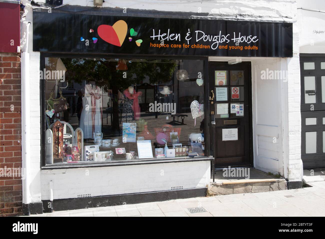 Der Charity-Shop Helen and Douglas House in Thame, Oxfordshire, Großbritannien Stockfoto
