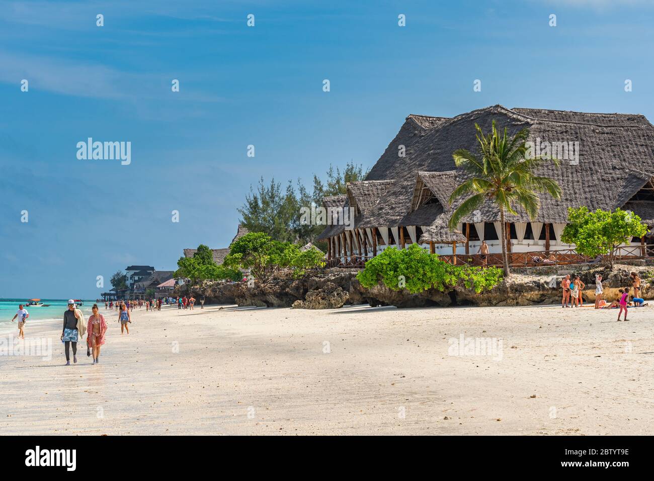 Nungwi Beach, Sansibar-Tansania, 12. Februar 2020 : Menschen am tropischen weißen Strand der Insel Sansibar. Tansania. Ostafrika, Kopierraum für t Stockfoto