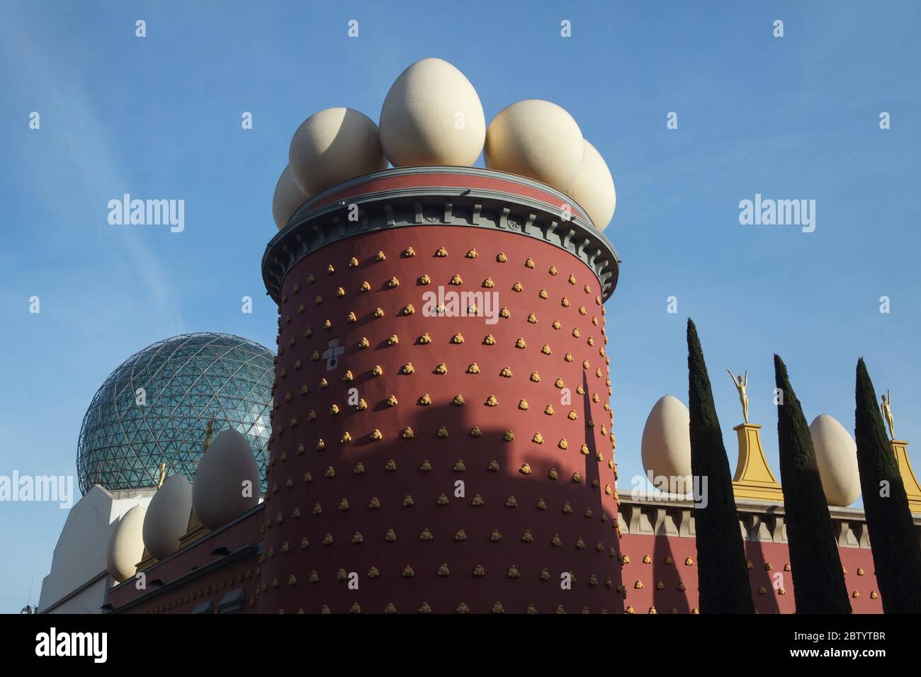 Torre Galatea mit riesigen Eiern, die vom spanischen Surrealisten Salvador Dalí (1984) als Teil des Salvador Dalí Theaters und Museums in Figueres, Katalonien, entworfen wurden. Im Hintergrund ist die geodätische Kuppel über der Haupthalle des Museums zu sehen, die vom spanischen Architekten Emilio Pérez Piñero (1969-1971) entworfen wurde. Stockfoto
