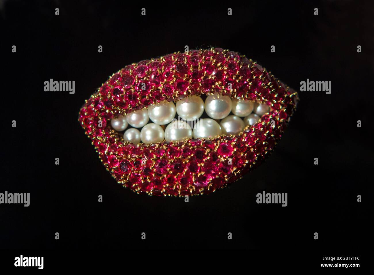 Ruby Lips, entworfen vom spanischen Surrealisten Salvador Dalí (1949) aus der Owen Cheatham Collection, ausgestellt in der Dauerausstellung im Salvador Dalí Theater und Museum in Figueres, Katalonien, Spanien. Stockfoto