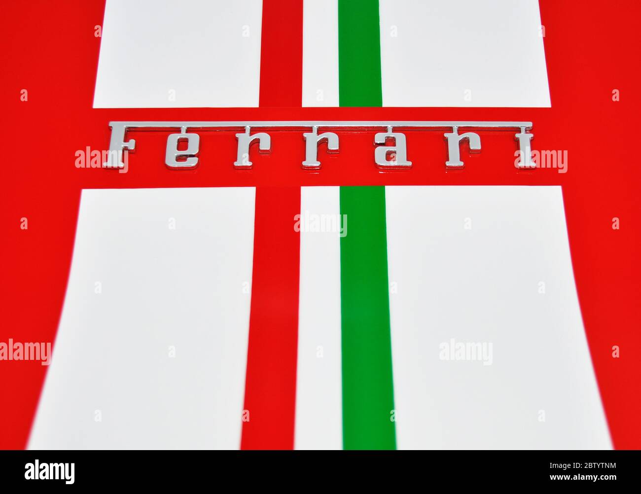 Ferrari-Zeichen und italienische Flagge Farben Stockfoto