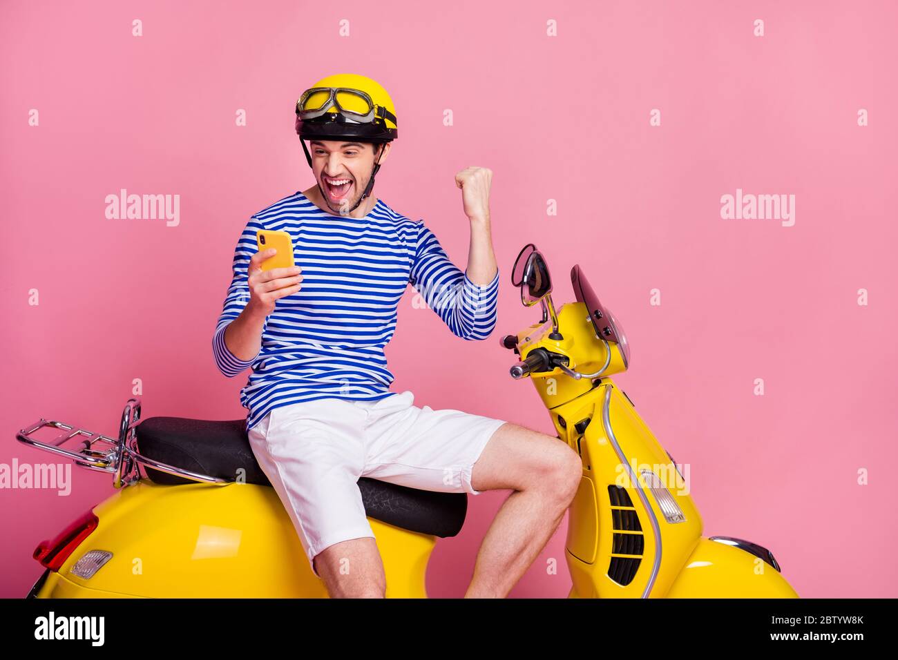 Porträt von seinem er schön attraktiv gut fröhlich fröhlich ekstatisch überglücklich Kerl sitzt auf Moped mit Zelle feiern wie Reaktion schnelle Geschwindigkeit Stockfoto