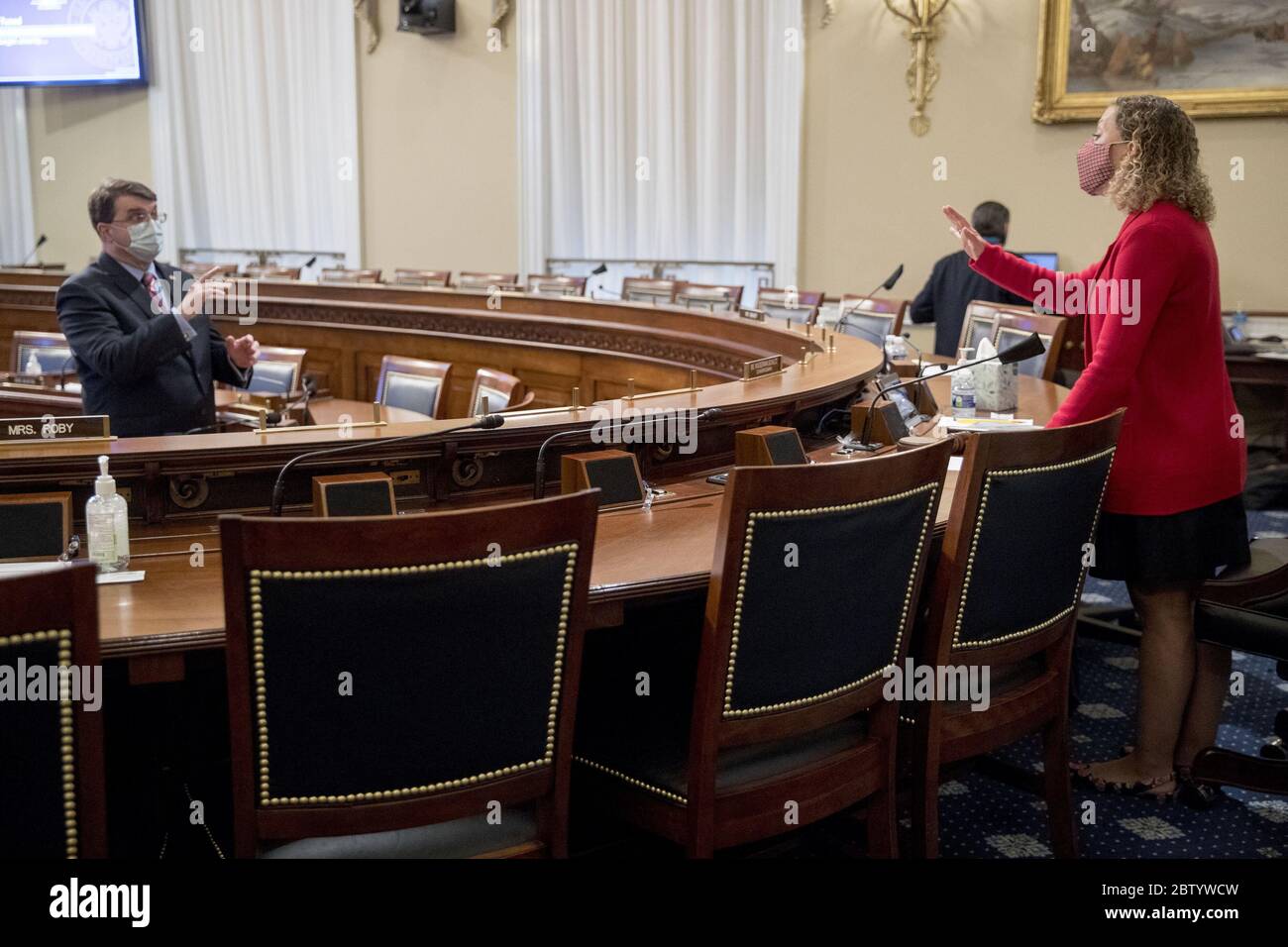 Washington, Usa. Mai 2020. Veterans Affairs Secretary Robert Wilkie, links, spricht mit der Vorsitzenden Rep. Debbie Wasserman Schultz, D-Fla., rechts, vor einem House Appropriations Committee auf Capitol Hill in Washington, DC am Donnerstag, 28. Mai 2020. Das Komitee wird die Reaktion der VA-Abteilung auf die COVID-19-Pandemie betrachten. Pool Foto von Andrew Harnik/UPI Quelle: UPI/Alamy Live News Stockfoto