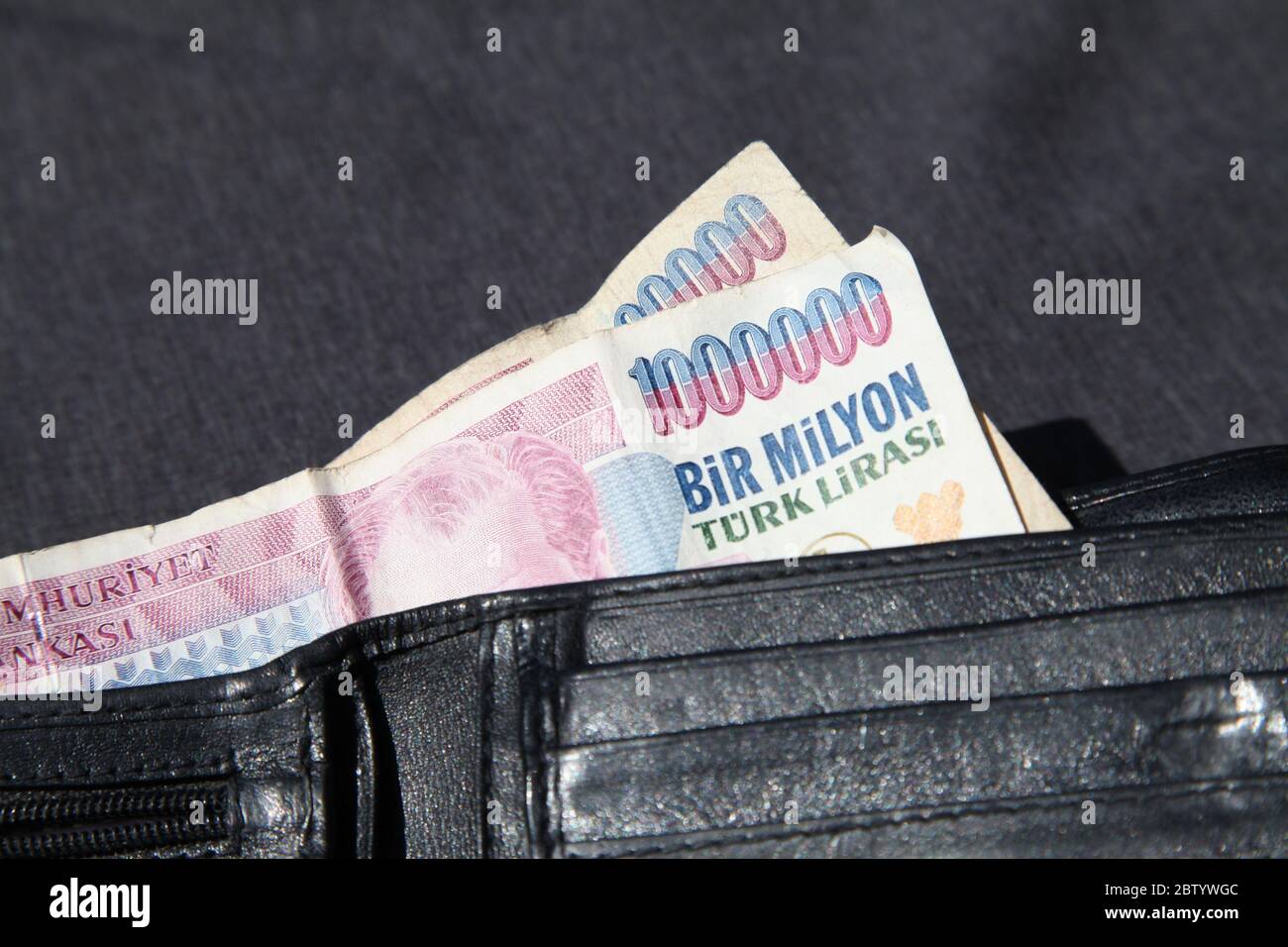 T rkische Lira Note 1 Million Lira In Schwarzer Geldb rse 1 Bir Milyon t-rkische-lira-note-1-million-lira-in-schwarzer-geldb-rse-1-bir-milyon