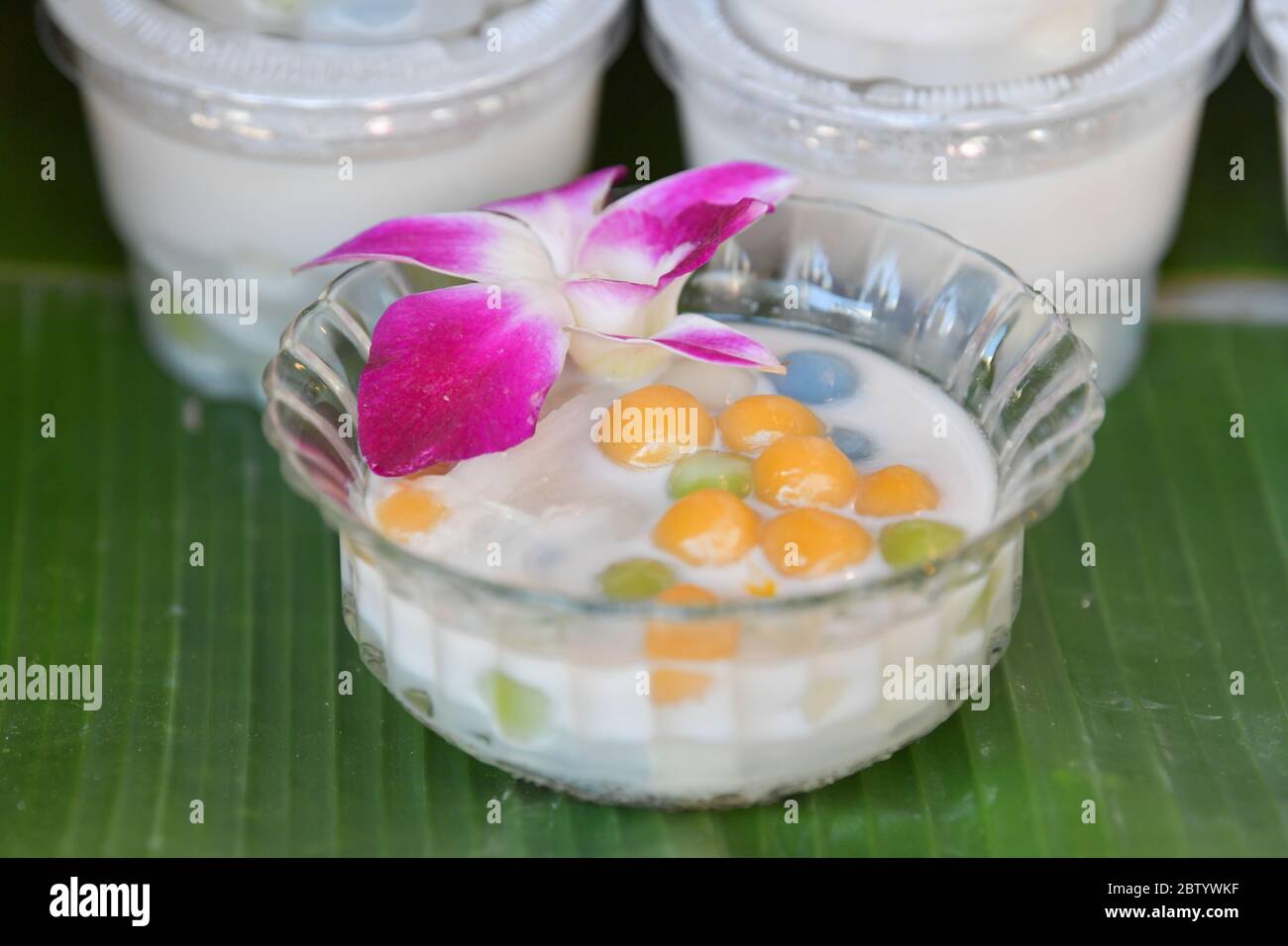Dreifarbiger Reisknödel in Kokosmilch, thai Name Bua Loy Sam Si, Thai traditionelles Dessert Stockfoto