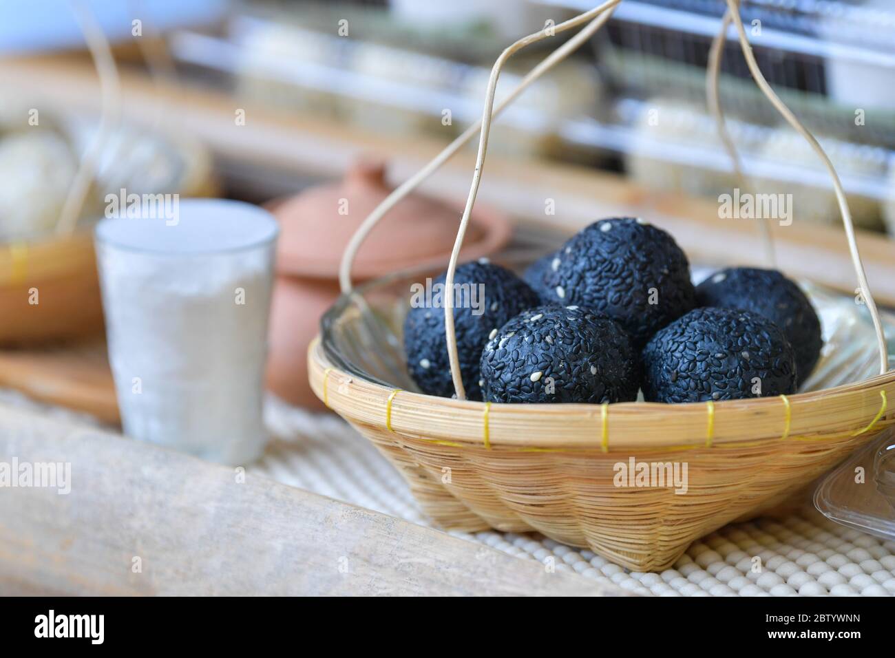 Schwarzer trockener Reisknödel mit Kokosmilch, Bua Loy, traditionelles thailändisches Dessert Stockfoto
