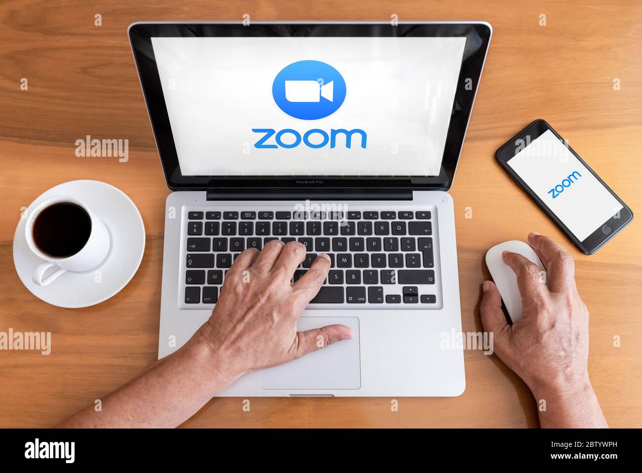 Antalya, TÜRKEI - 28. Mai 2020. Smartphone und Computer mit Logo der Zoom Cloud Meetings-App. Stockfoto