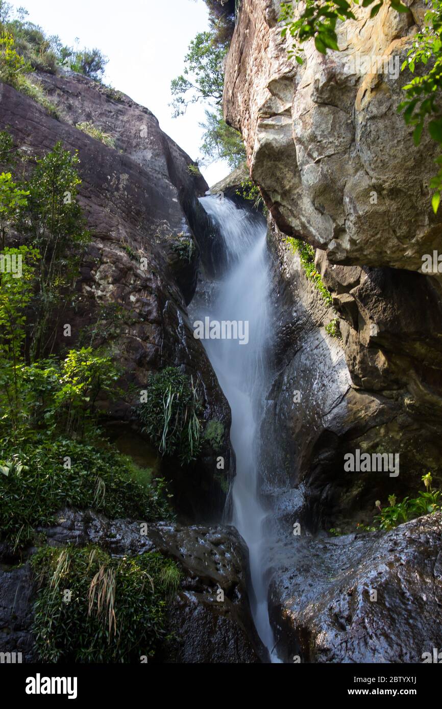 Crystal Falls, ein kleiner Wasserfall im Monks Cowl Nature Reserve, im Central Drakensberg, Südafrika, nach außergewöhnlich guten Regenfällen Stockfoto