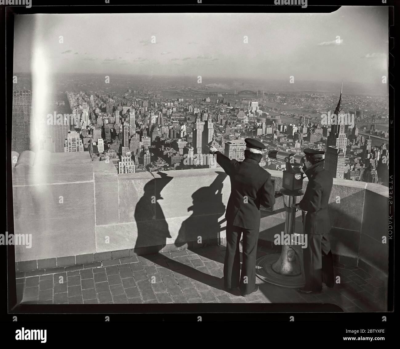 2 Matrosen, die auf der Aussichtsplattform des Empire State Building blicken. Manhattan, New York, 1947. Bild von 4x5 Zoll Kamera negativ. Stockfoto