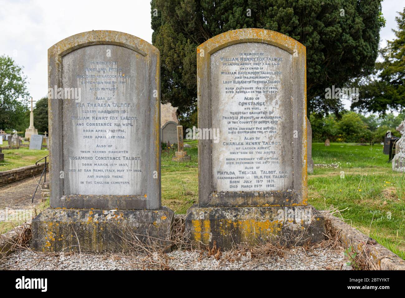 Das Familiengrab der Fox Talbot in Lacock Village Kirchhof, Lacock, Wiltshire, England, Großbritannien Stockfoto