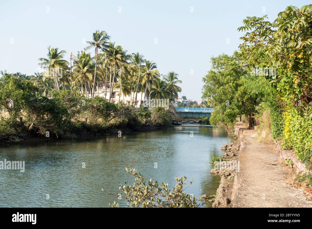 Ein Spaziergang durch das Hotel Rio, entlang des Flusses Baga nach Mahindra Dorada Stockfoto