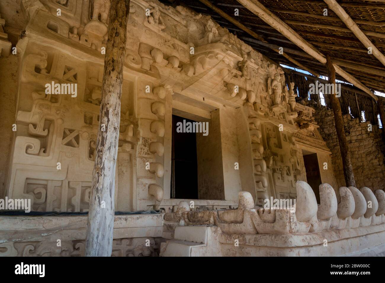 Jaguar Altar an der Akropolis der Maya Ruinen von Ek Balam, Yucatan, Mexiko Stockfoto