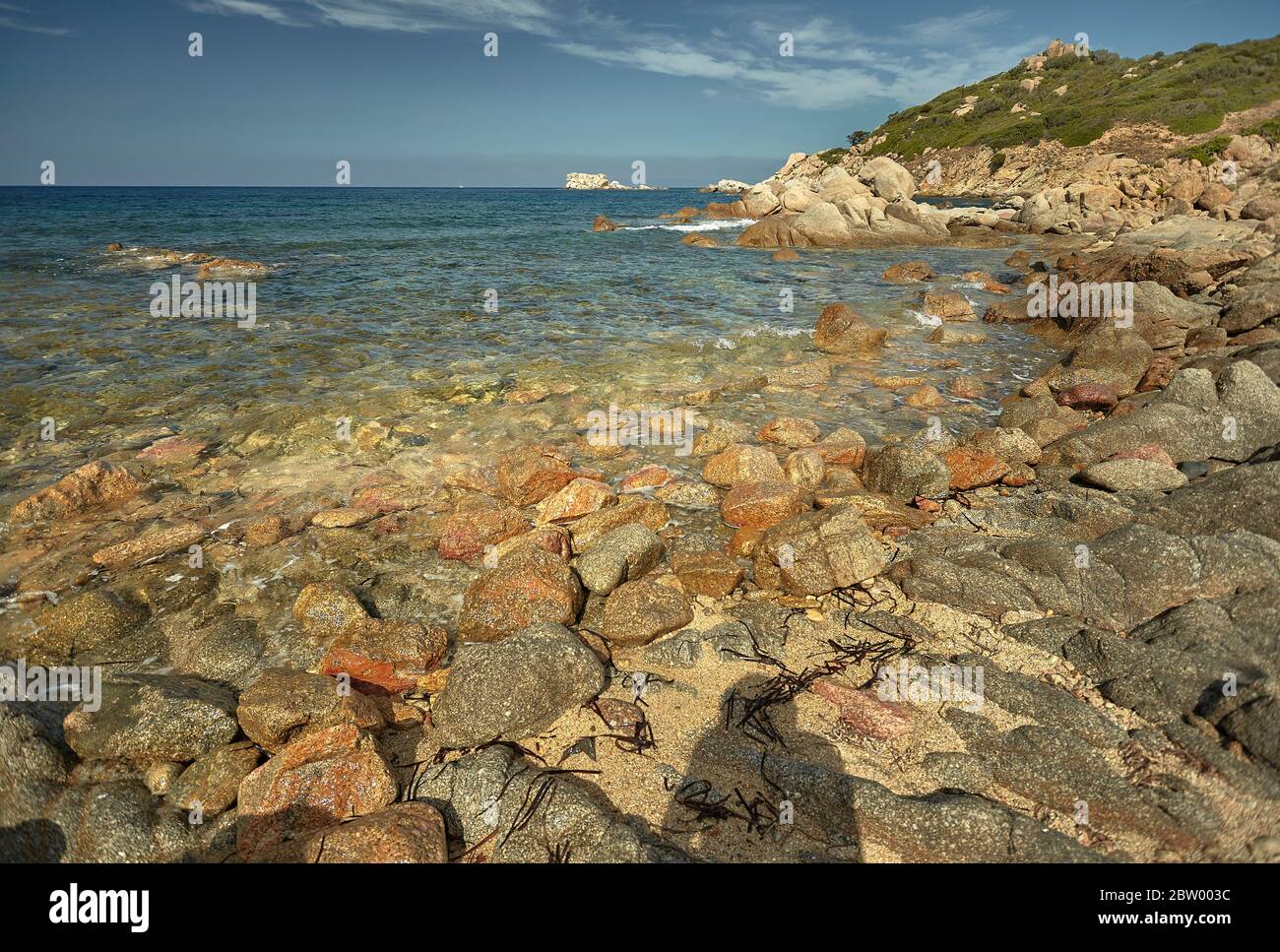Steine aus dem Meer, wo das Meer das Land am Ufer trifft. Stockfoto