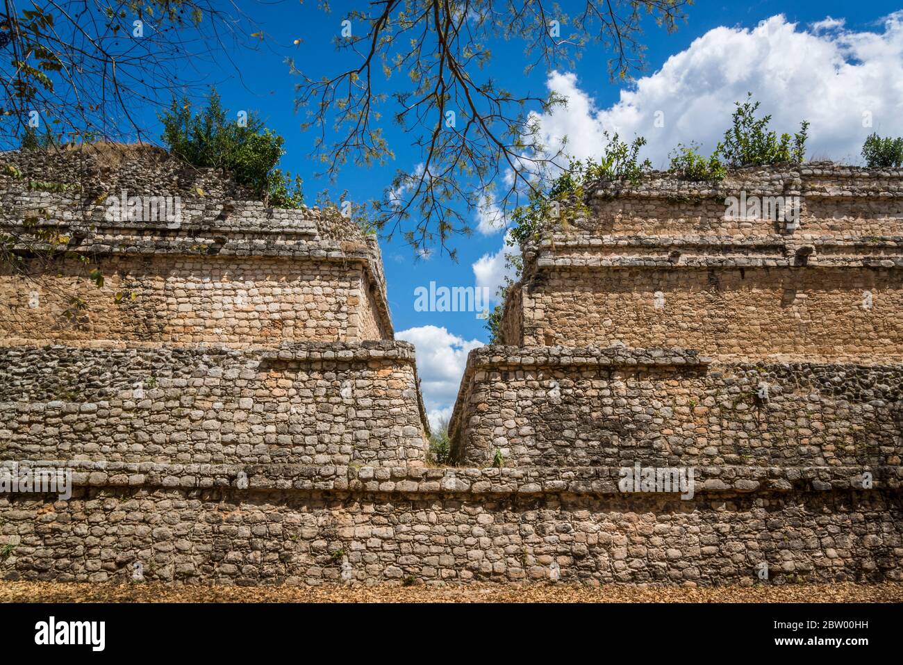 Zwillingsstruktur, die Sonne und Mond, Himmel und Erde, weibliche und männliche Prinzipien in den Maya-Ruinen von Ek Balam, Yucatan, Mexiko, darstellt Stockfoto