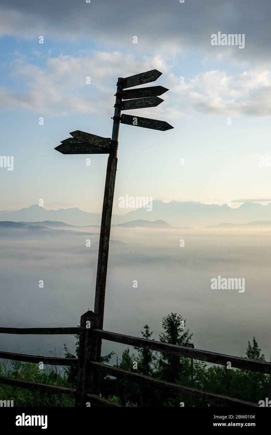 Es gibt mehr als einen Weg in unserem Leben. Stockfoto