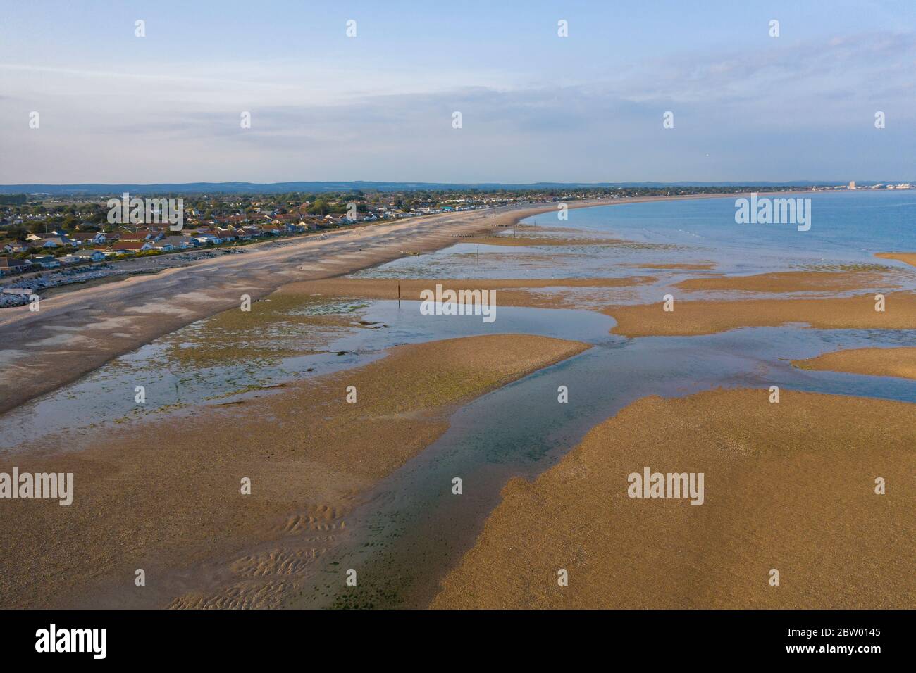 Luftaufnahme entlang der Küste von Pagham Village bei Ebbe. Stockfoto