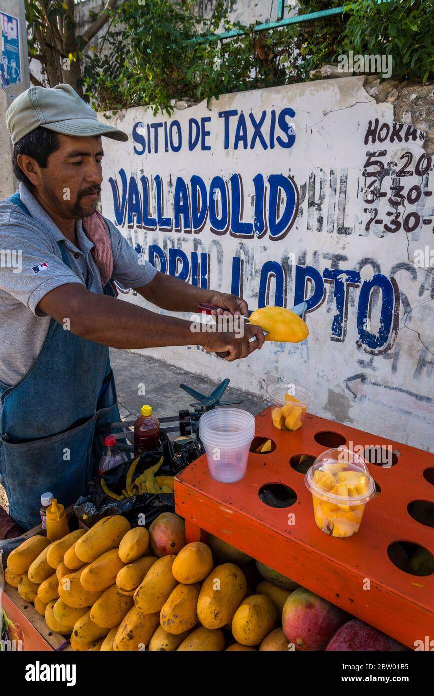 Street Mango Verkäufer, Valladolid, Mexiko Stockfoto