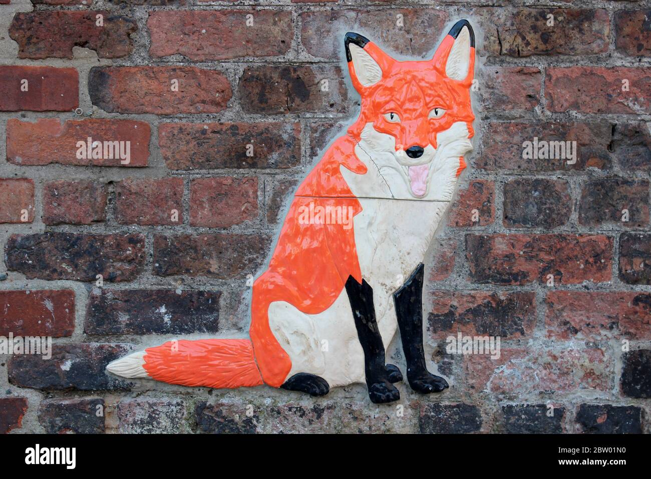 Fuchsfliese Auf Ziegelwand Stockfoto