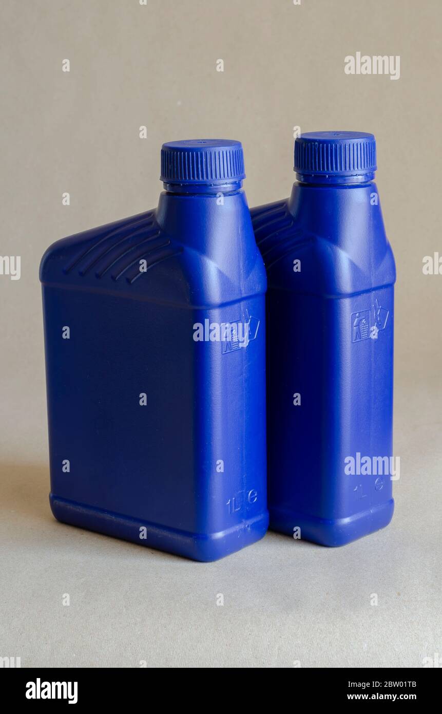 Zwei blaue Kunststoffbehälter für Schmiermittel ohne Etikett, Behälter für Chemikalien.1 Liter Kunststoffbehälter. Nahaufnahme. Selektiver Fokus. Stockfoto