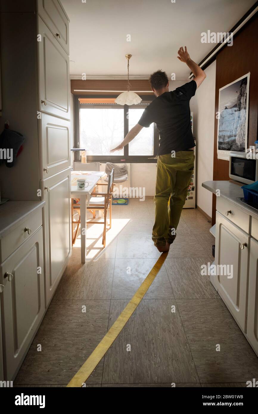 Indoor Slacklining in der Quarantänezeit Stockfoto