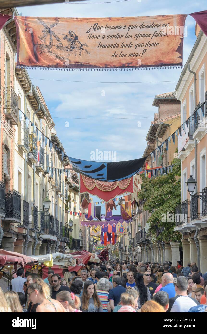 Menschen auf der Hauptstraße, während der Woche des mittelalterlichen cervantino Straßenmarkt, in Alcala de Henares (Madrid - Spanien). Stockfoto