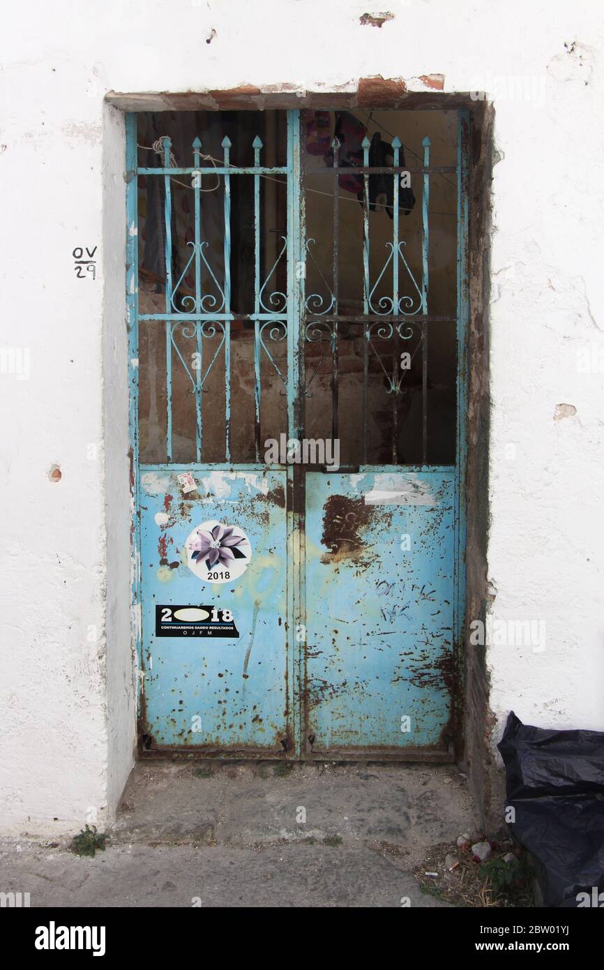 Blaue rostige Tür eines mexikanischen Hauses Stockfoto