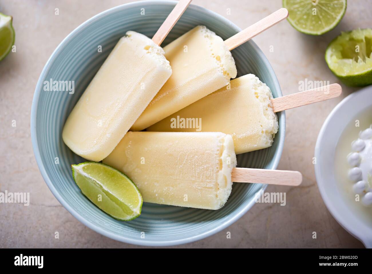 Limetten- und Kokosnuss-Stielchen gestapelt Stockfoto