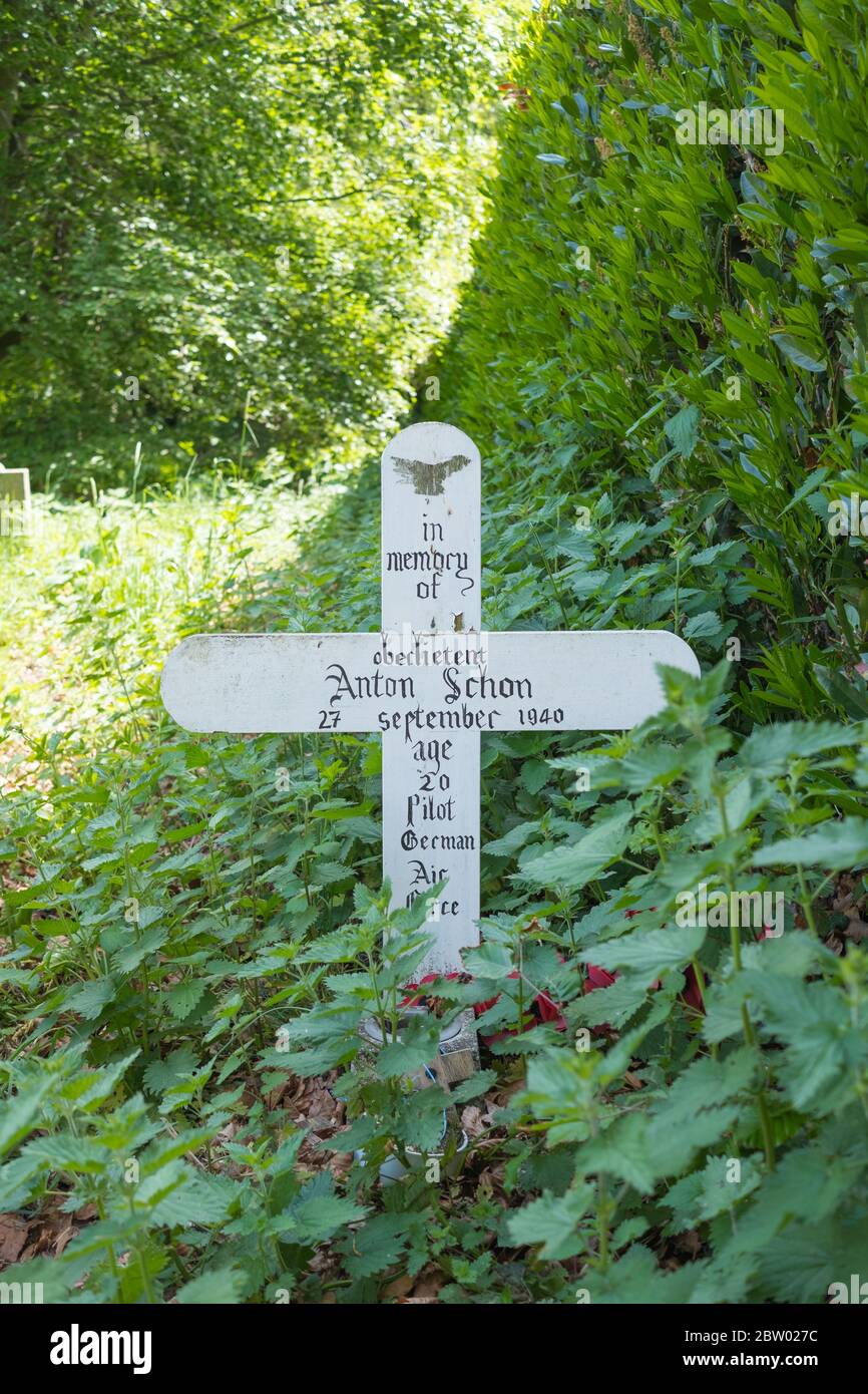 Kriegsgrab des deutschen Piloten Anton schon, St. Peter & St. Paul Church, South Street, Boughton-under-Blean, Kent Stockfoto