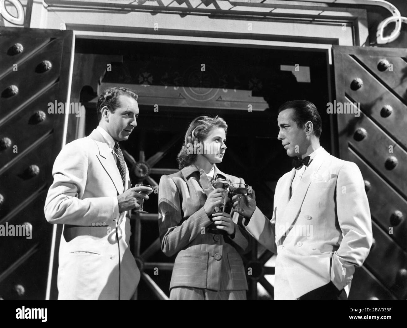 PAUL HENRIED als Victor Laszlo INGRID BERGMAN als Ilsa Lund und HUMPHREY BOGART als Rick Blaine in CASABLANCA 1942 Regisseur MICHAEL CURTIZ Musik Max Steiner Warner Bros. Stockfoto