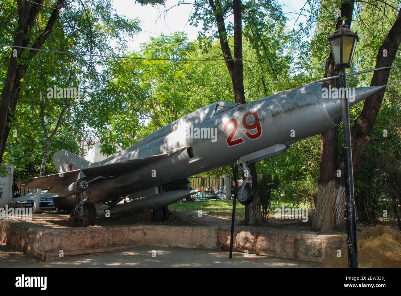 Ein altes sowjetisches MiG-21-Flugzeug, das in Chisinau, Moldawien, ausgestellt ist Stockfoto