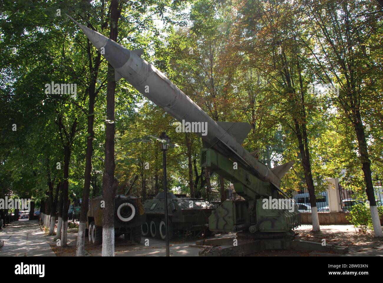 Ein alter sowjetischer Raketenwerfer, der in Chisinau, Moldawien ausgestellt ist Stockfoto