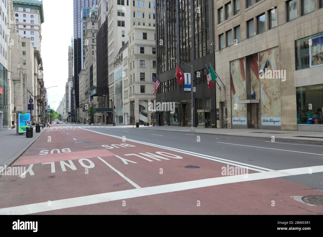 Leere 5th Avenue, Luxusgeschäfte geschlossen während der Sperrung von Coronavirus, New York City, USA Mai 2020 Stockfoto