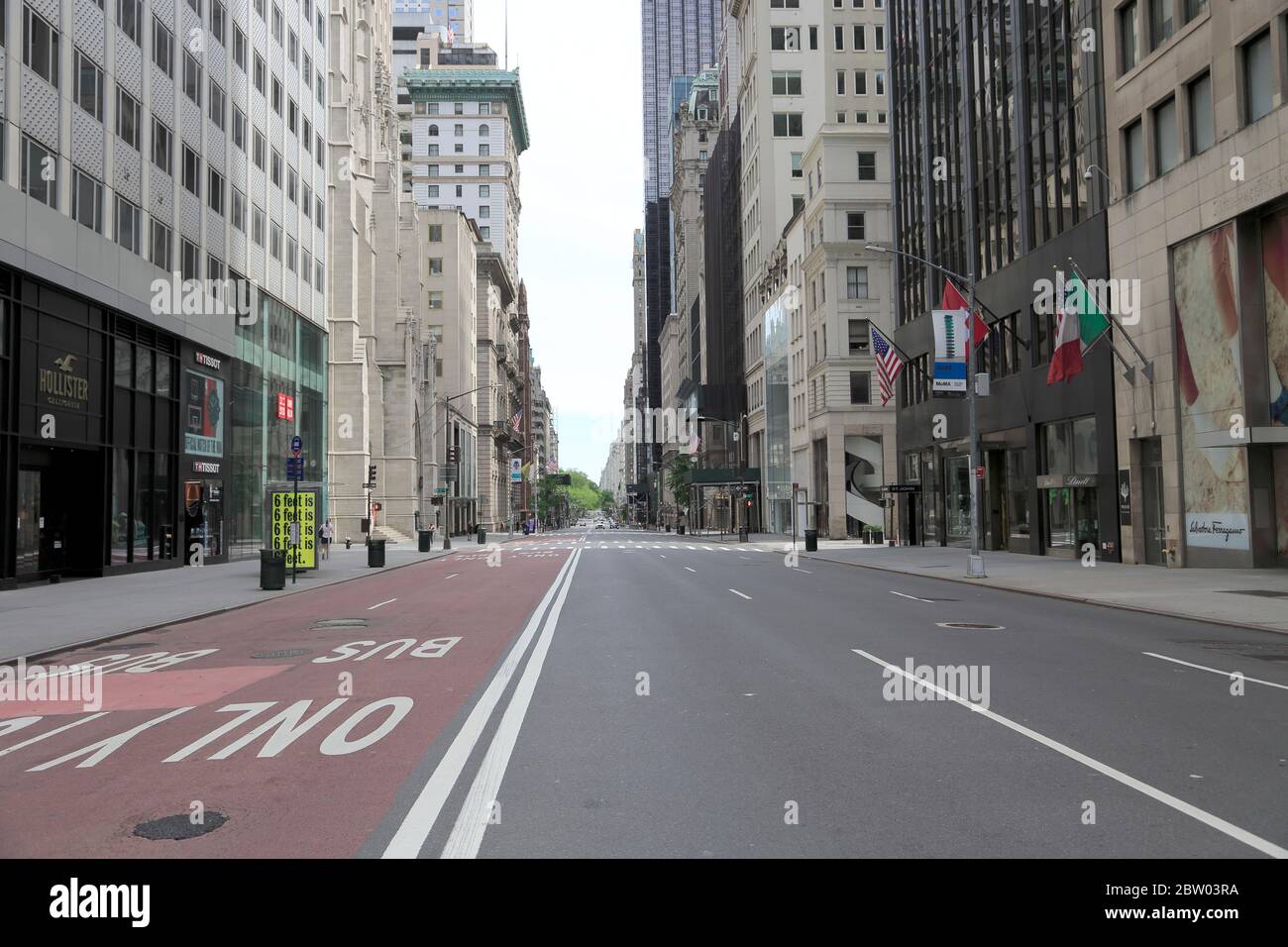Leere 5th Avenue, Luxusgeschäfte geschlossen während der Sperrung von Coronavirus, New York City, USA Mai 2020 Stockfoto