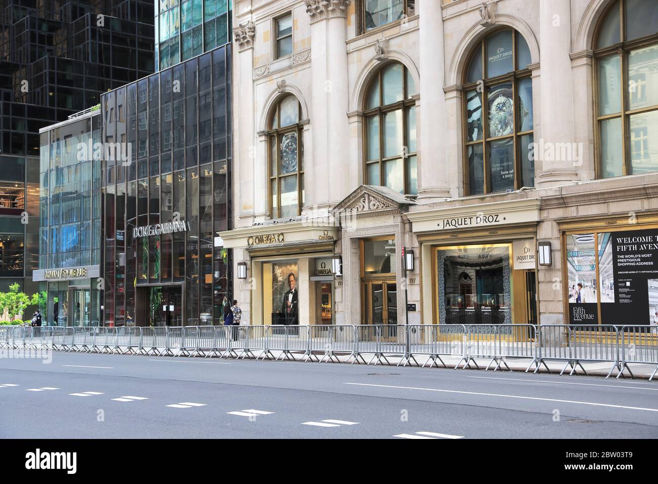 Leere 5th Avenue, Luxusgeschäfte geschlossen während der Sperrung von Coronavirus, New York City, USA Mai 2020 Stockfoto