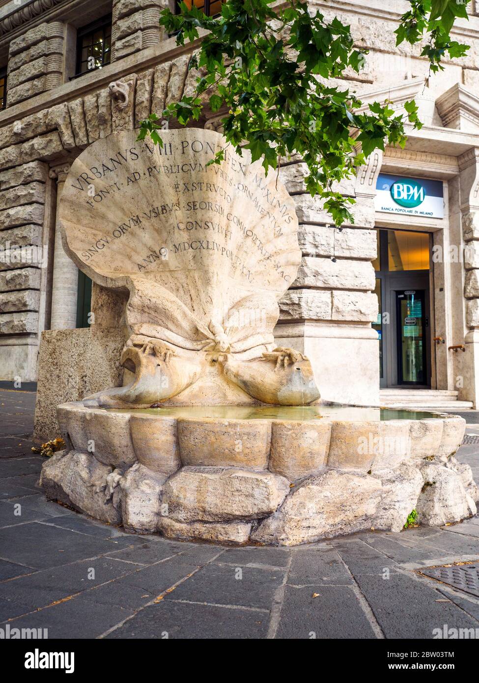 Fontana delle API (Brunnen der Bienen) ist ein Brunnen auf der Piazza Barberini und von Gian Lorenzo Bernini - Rom, Italien gemeißelt Stockfoto