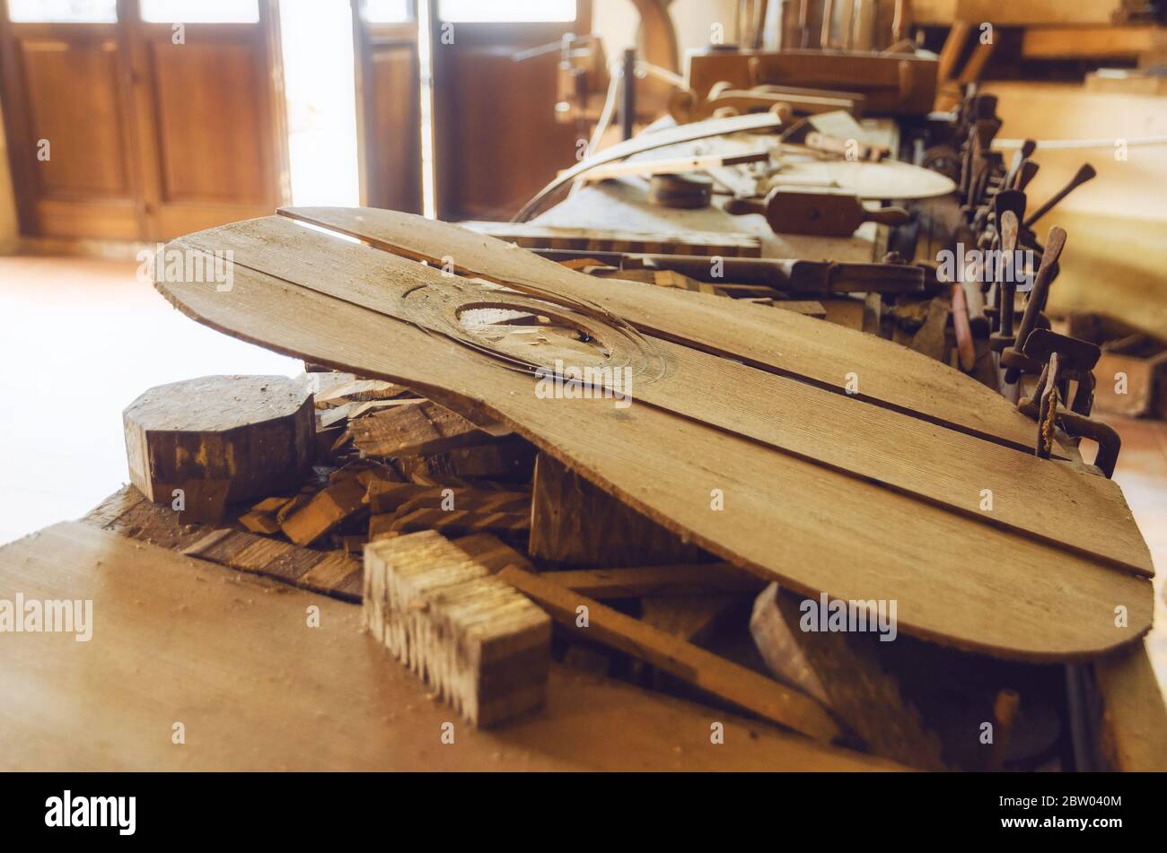 Alte Geigenbank in einer Werkstatt eines Gitarrenbauers Handwerker Stockfoto