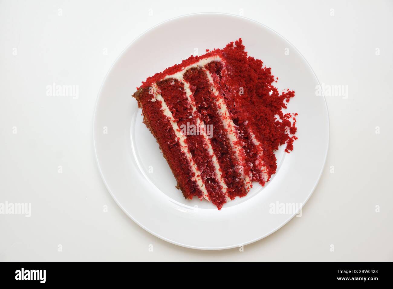 Leuchtend rote Kuchen namens Red velvet auf weißem Hintergrund Stockfoto