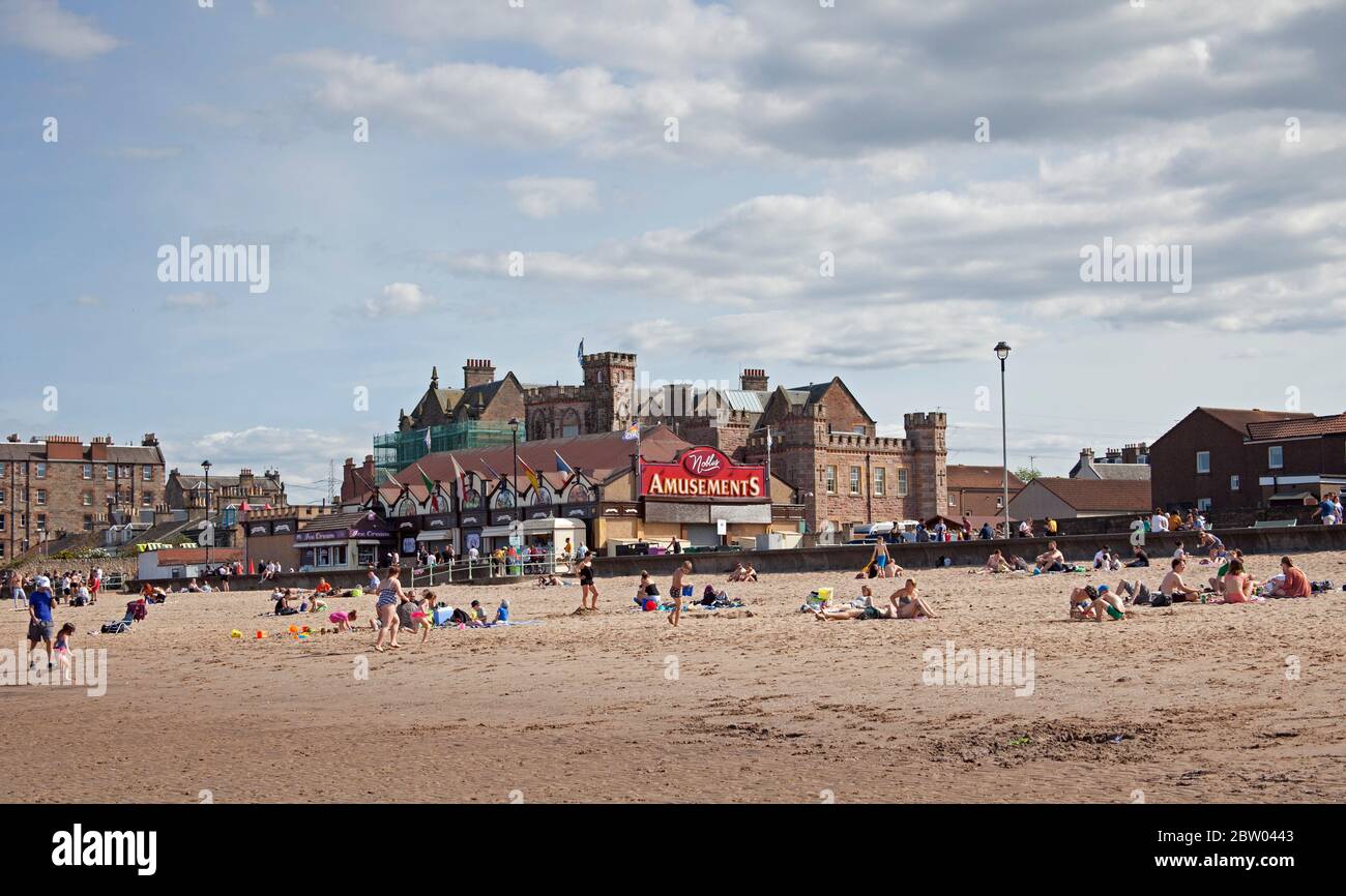 Portobello, Edinburgh, Schottland. 28 Mai 2020. 25 Grad am späten Nachmittag am Meer. Der Strand und die Promenade waren recht voll, die Polizei ging weiter, aber sie kümmerten sich nicht darum, mit jemandem über das Sitzen zu sprechen, da der schottische erste Minister einige der Einschränkungen für die schottische Öffentlichkeit lockert. Stockfoto