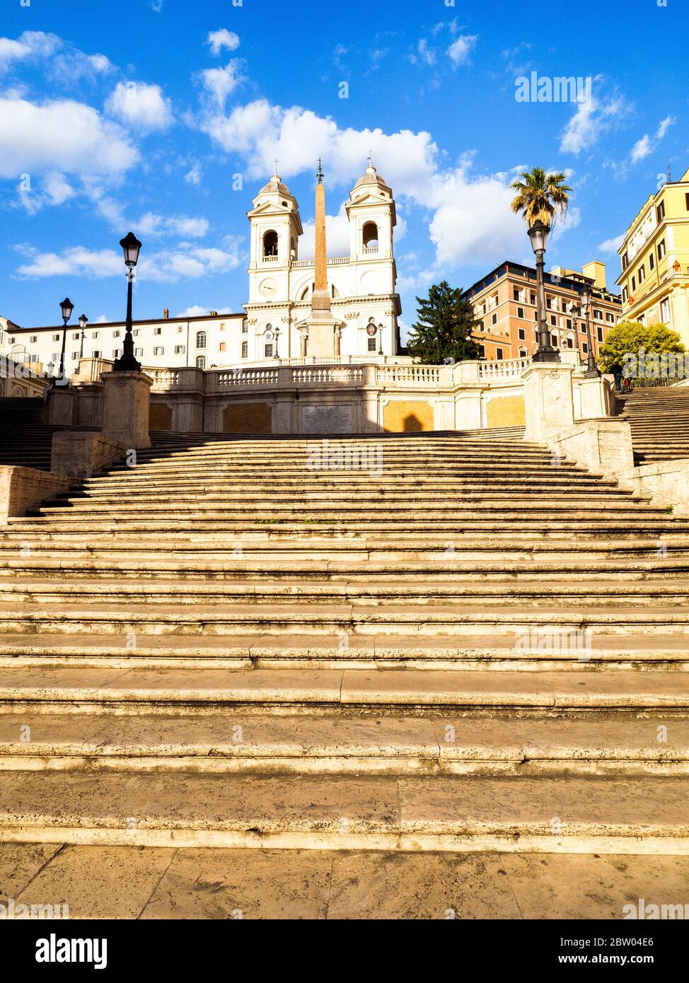 Spanische Treppe (Scalinata di Trinità dei Monti) zwischen der Piazza di Spagna und der Piazza Trinità dei Monti, die von der Trinità dei Monti Kirche an der Spitze - Rom, Italien dominiert Stockfoto