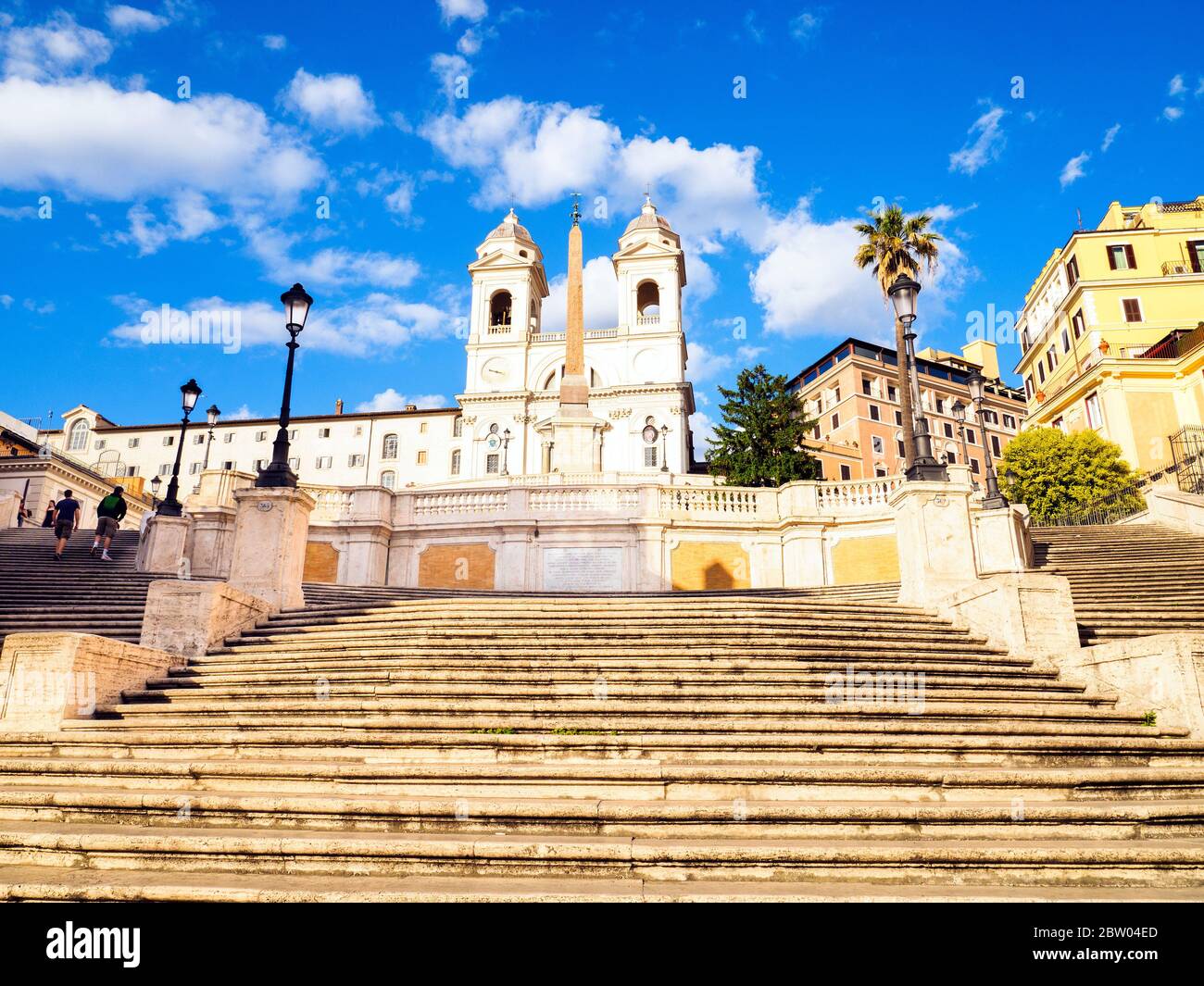 Spanische Treppe (Scalinata di Trinità dei Monti) zwischen der Piazza di Spagna und der Piazza Trinità dei Monti, die von der Trinità dei Monti Kirche an der Spitze - Rom, Italien dominiert Stockfoto