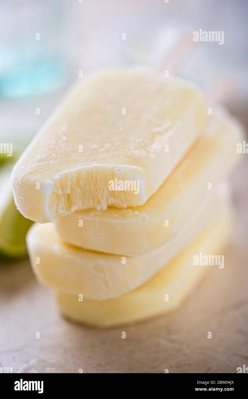 Limetten- und Kokosnuss-Stielchen gestapelt Stockfoto