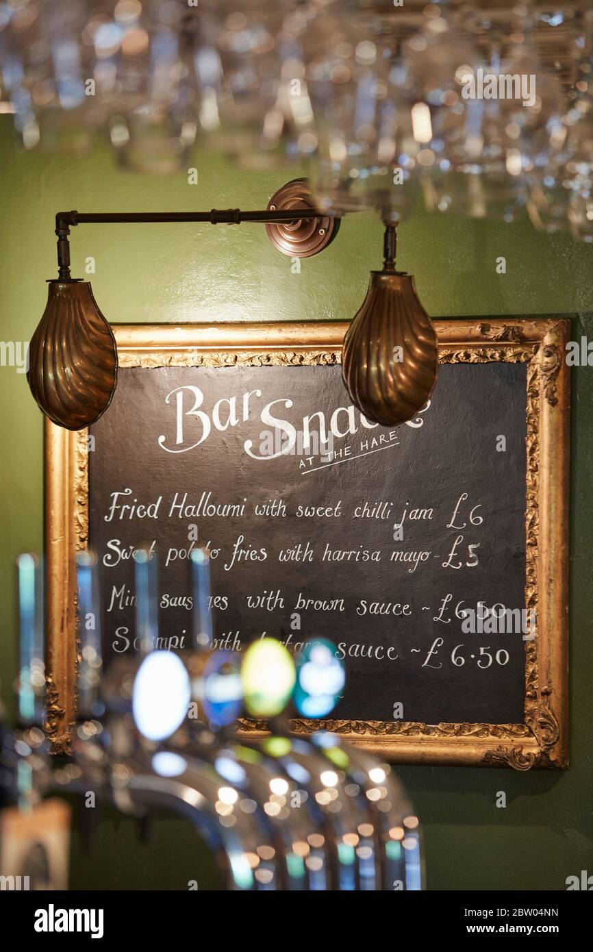 Interieur des Milton Hare Pub in Milton-under-Wychwood, Oxfordshire, England, Großbritannien Stockfoto