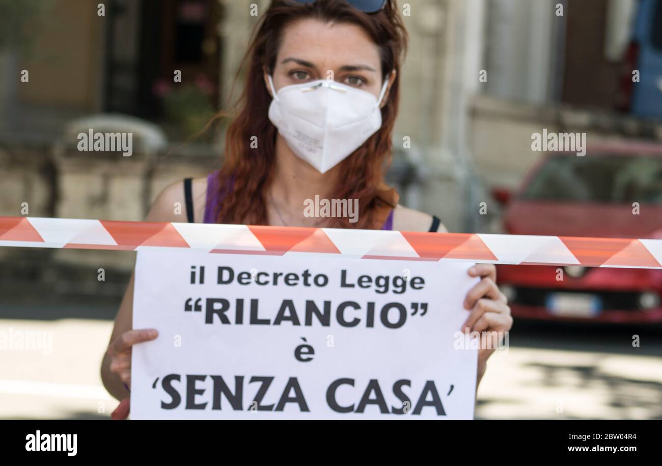 Rom, Italien. Mai 2020. Coronavirus hat die sozialen Ungerechtigkeiten zwischen unzureichenden Boni und Entlassungen, die nicht kommen, betont. Hunderte protestierten in Rom beim Ruf "Einkommen für alle". Regierung gewährt Darlehen an Unternehmen und multinationale Unternehmen, während die Menschen nicht ihre Miete zu zahlen und werden aus ihren Häusern vertrieben. (Foto von Elisa Bianchini/Pacific Press) Quelle: Pacific Press Agency/Alamy Live News Stockfoto