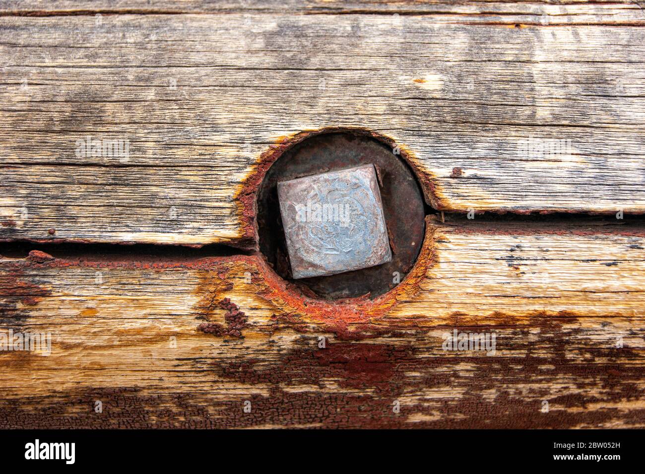 Bolzen in Holz Stockfoto