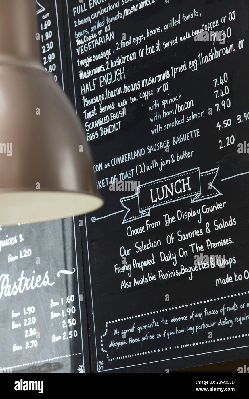 Interieur des Sun Hill Cafés in Sunninghill, Berkshire, England, Großbritannien Stockfoto