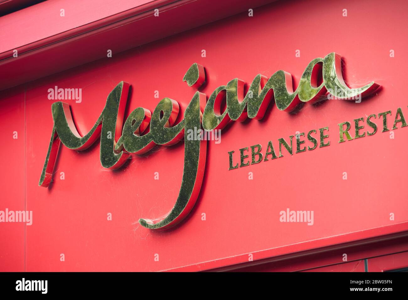 Meejana libanesisches Restaurant Schild in Weybridge, Surrey, England, UK Stockfoto